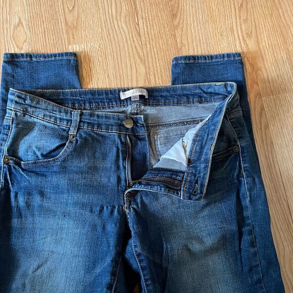 DownEast Womens denim jeans size 10
Back pockets zip
5” bottom hem
Pre-owned - Picture 4 of 8